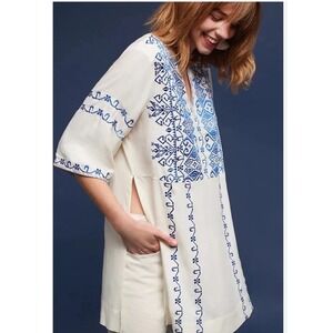 TINY Anthropologie Embroidered Boho Tunic Top Ivory Blue V-Neck Half Sleeve Sz S